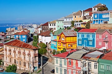 Ciudad portuaria de la costa de Chile. Es conocida por sus elevados funiculares y sus coloridas casas sobre acantilados. Los colores de sus casas, sus grafitis, sus ascensores funiculares y sus cerros hacen de ella una de las ciudades más turísticas de todo Chile.