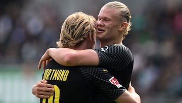 Dortmund&#039;s German forward Julian Brandt (L) and his teammate Dortmund&#039;s Norwegian forward Erling Braut Haaland (R) celebrate after the first goal for Dortmund during the German first division Bundesliga football match between SpVgg Greuther Fuer