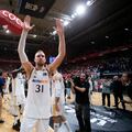 Los jugadores del Real Madrid celebran la victoria tras finalizar el encuentro. En la imagen, Dzanan Musa.