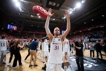 Los jugadores del Real Madrid celebran la victoria tras finalizar el encuentro. En la imagen, Dzanan Musa.