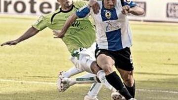 <b>MOVILIDAD. </b>Ismael López conduce el balón ante la oposición de un jugador del Córdoba.