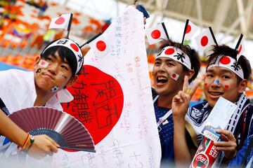 Hinchas japoneses animando a su selección.