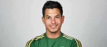 Se desempeña como centrocampista y su equipo actual es el Portland Timbers. 