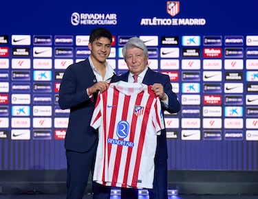 El mexicano Obed Vargas posa con su nueva camiseta rojiblanca, ilusionado por cumplir su sueño de vestir los colores del Atlético.