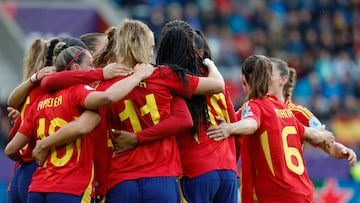 THUN (SUIZA), 07/07/2025.- La centrocampista española Alexia Putellas (c) celebra junto a sus compañeras tras marcar el 6-2 durante el partido de la segunda jornada de la fase de grupos de la Eurocopa 2025 entre la selección de España y la selección de Bélgica, este lunes en el Stockhorn Arena en Thun, Suiza. EFE/ Ana Escobar