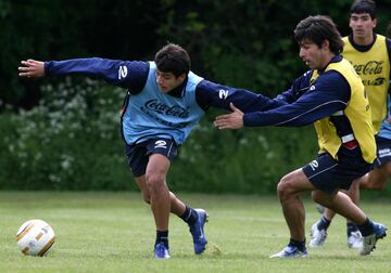 Ismael Fuentes intenta detener a Alexis en uno de los entrenamientos que se desarrolló en el Viejo Continente.

