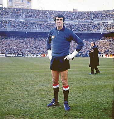 El león más legendario de la historia, nadie tiene tantos partidos como él. Un portero que marcó una época. Su uniforme negro, el saque largo con la mano y su despeje de puños asombraron al mundo.