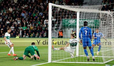 2-2. Jude Bellingham remata a puerta vacía tras una asistencia de Kylian Mbappé. El tanto se revisa en el VAR por un golpe de Vinicius con la rodilla a Iñaki Peña. El gol sube al marcador.