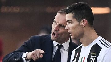 Massimiliano Allegri le da instrucciones a Cristiano Ronaldo.