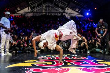 B-boy Lee impresiona al público en uno de los eventos previos a la final mundial de Red Bull BC One, la competición de breaking más prestigiosa del mundo en formato uno contra uno. Este sábado, corona a sus ganadores en Roland Garros. En nueve meses, la Ciudad de la Luz acogerá el debut olímpico de la disciplina.