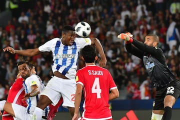 FC Pachuca's defender Oscar Murillo of Colombia (L) fights fo the ball with Wydad Casablanca's goalkeeper Zouhair Laaroubi during the FIFA Club World Cup UAE 2017 football match FC Pachuca vs Wydad Casablanca at Bin Zayed Stadium on December 9, 2017 in Abu Dhabi . Giuseppe CACACE / AFP / AFP PHOTO / GIUSEPPE CACACE