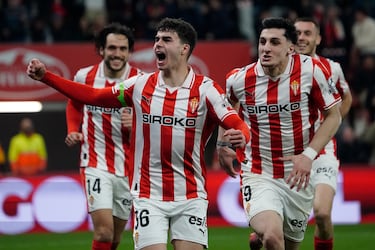 El canterano del Sporting lleva tres partidos seguidos saliendo de inicio; y ante el Huesca, puso su rúbrica anotando su primer gol con la camiseta del primer equipo. Un tanto que llegó tras fuerte disparo, desde fuera del área.


 