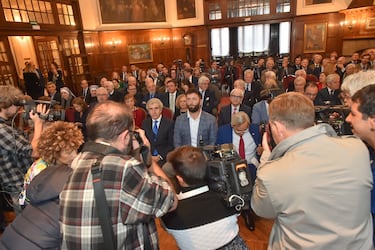 El golfista John Rahm recibió el premio Dama Bilbaina 2023 en los salones de la Sociedad Bilbaina en reconocimiento a su trayectoria deportiva.