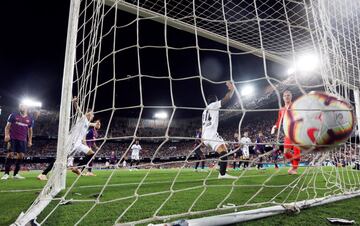 Piqué se agacha para intentar despejar de cabeza sin conseguirlo. Garay remata a placer para marcar el 1-0 en el segundo minuto de partido.