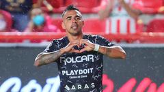 Alonso Escoboza festeja un gol con el Necaxa en contra de los Pumas.