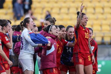 Otra perspectiva de la imagen anterior en la que las jugadoras de España, con Jenni Hermoso al frente, celebran con alegría el histórico pase a semifinales un Mundial.