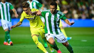 Betis' Danish defender Riza Durmisi (R) vies with Villarreal's midfielder Samuel Castillejo during the Spanish league football match Real Betis vs Villarreal CF at the Benito Villamarin stadium in Sevilla on April 4, 2017. / AFP PHOTO / CRISTINA QUICLER