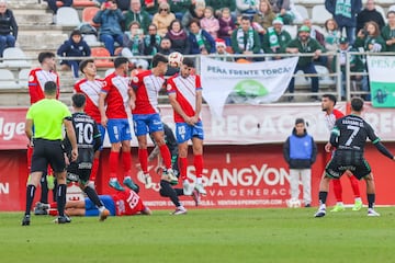 Luismi anot tras un golpeo de falta el 0-1 para el Antequera.