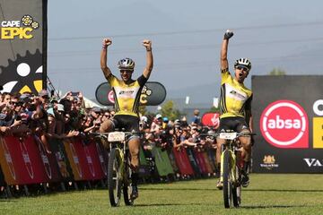 Nino Schurter y Lars Forster celebran su triunfo en la última etapa de la Cape Epic 2019.