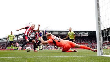 Soccer Football - Premier League - Brentford v Southampton - GTech Community Stadium, London, Britain - August 31, 2024 Brentford's Mikkel Damsgaard in action with Southampton's Aaron Ramsdale Action Images via Reuters/Matthew Childs EDITORIAL USE ONLY. NO USE WITH UNAUTHORIZED AUDIO, VIDEO, DATA, FIXTURE LISTS, CLUB/LEAGUE LOGOS OR 'LIVE' SERVICES. ONLINE IN-MATCH USE LIMITED TO 120 IMAGES, NO VIDEO EMULATION. NO USE IN BETTING, GAMES OR SINGLE CLUB/LEAGUE/PLAYER PUBLICATIONS. PLEASE CONTACT YOUR ACCOUNT REPRESENTATIVE FOR FURTHER DETAILS..
