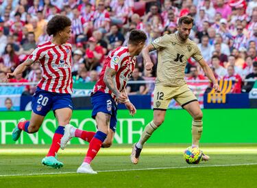 Fue Baptistao quien recibió un regalo de Correa. Mal pase del argentino hacia atrás y el atacante del Almería aguantó las embestidas de Witsel hasta pisar el área. Intentó dar el pase de la muerte a Suárez pero Giménez se tiró delante suya y la pelota le golpeó, dibujando una parábola perfecta que superó a Oblak y entró por el palo más alejado. 