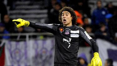 Guillermo Ochoa iría por los 400 partidos disputados en su nueva aventura europea
