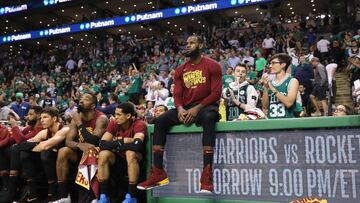 LeBron James sigue junto al banquillo el Game entre Celtics y Cavaliers en el Garden de Boston.