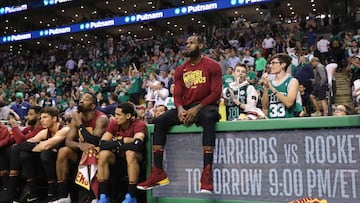 LeBron James sigue junto al banquillo el Game entre Celtics y Cavaliers en el Garden de Boston.