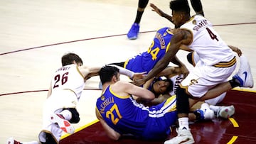 Zaza Pachulia lucha por el balón. Instantes después propinaría a Shumpert un golpe en sus partes bajas.
