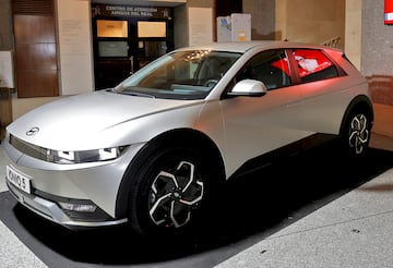 El coche oficial de la Gala de los Premios AS del Deporte 2023, un Hyundai Ioniq 5, en la entrada del Teatro Real de Madrid.