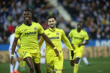 LEGANÉS (MADRID), 22/12/2024.- El delantero del Villarreal Thierno Barry (i) celebra el tercer gol de su equipo durante el encuentro de la jornada 18 de LaLiga que CD Leganés y Villarreal CF disputan este domingo en el estadio de Butarque, en Leganés. EFE/Kiko Huesca
