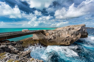 El Imperio Británico colonizó gran parte de las islas del Mar Caribe en el continente americano entre otros territorios, y como sucede en otras partes del mundo que estuvieron bajo el dominio inglés se condece por la izquierda. Anguilla, Antigua y Barbuda, Dominica, Granada, Guyana, Islas Caimán, Islas Georgias del Sur y Sandwich del Sur, Islas Turcas y Caicos, Islas Vírgenes Británicas, Islas Vírgenes de los Estados Unidos, Montserrat, San Cristóbal y Nieves, San Vicente y las Granadinas, Santa Lucía y Surinam, se suman a los países que detallamos a continuación. 