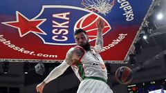 Vincent Poirier realiza un mate durante el segundo partido de cuartos entre el CSKA Mosc&uacute; y el Kirolbet Baskonia.