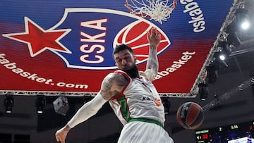 Vincent Poirier realiza un mate durante el segundo partido de cuartos entre el CSKA Moscú y el Kirolbet Baskonia.