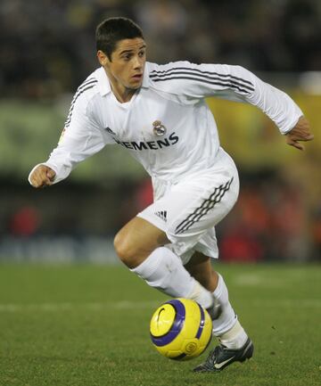 Visti¨® la camiseta del Real Madrid desde 2005 hasta 2007. Jug¨® con el Villarreal en 2011.
