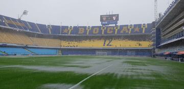 El partido de ida de la final de la Copa Libertadores entre Boca Juniors y River Plate ha tenido que ser suspendido debido a las fuertes lluvias.