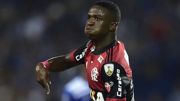 Brazil&#039;s Flamengo Vinicius Junior (R) celebrates his goal against Emelec of Ecuador during their Copa Libertadores 2018 football match at George Capwell stadium in Guayaquil, Ecuador, on March 14, 2018. / AFP PHOTO / RODRIGO BUENDIA