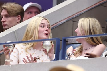 La actriz estadounidense Elle Fanning (izq.) asiste a la final individual masculina de tenis entre el italiano Jannik Sinner y el español Carlos Alcaraz.
