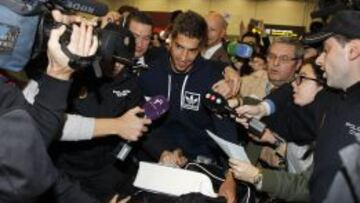 Lucas Silva, ayer, intentando avanzar por la terminal de llegadas del aeropuerto de Barajas entre una nube de periodistas que le esperaban.