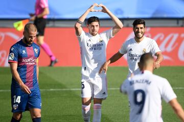 Real Madrid 3-0 Huesca | Potente disparo cruzado de Fede Valverde tras recibir un balón colgado de Benzema. El portero del Huesca no pudo hacer nada para evitar el tercero. 