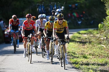 El líder de la carrera, Sepp Kuss es arropado por sus compañeros de equipo.