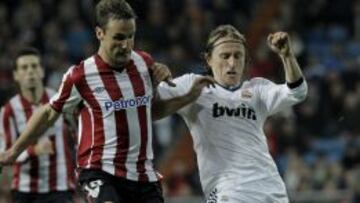 GRA285. MADRID, 17/11/2012.- El centrocampista croata del Real Madrid, Luca Modric (d), disputa un balón con del jugador del Atlhetic de Bilbao, Carlos Gurpegui, durante el encuentro correspondiente a la jornada doce de primera división, que han disputado esta noche en el estadio Santiago Bernabéu, en Madrid. EFE / Kiko Huesca.