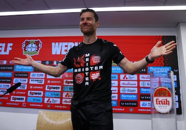 Xabi Alonso, empapado en cerveza,  después de la rueda de prensa y tras conseguir el histórico primer título en la Bundesliga.