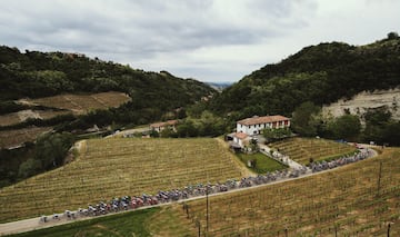 El pelotón durante la tercera etapa del Giro de Italia 2021. 