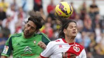 Larrivey salta por el balón con Ze Castro