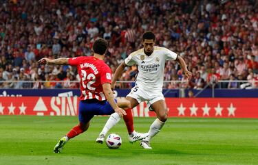 Bellingham encara a Mario Hermoso.