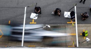 Valtteri Bottas de Mercedes ensaya una parada en boxes.