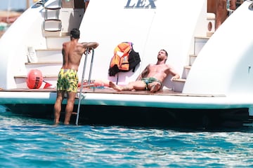 Messi and Suárez enjoy Ibiza holiday with family