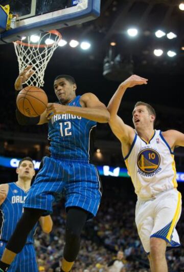 David Lee no impide que Tobias Harris capture el rebote. 