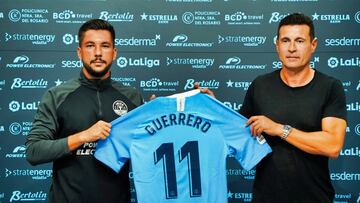 Miguel Ángel Guerrero posa con la camiseta de la UD Ibiza.